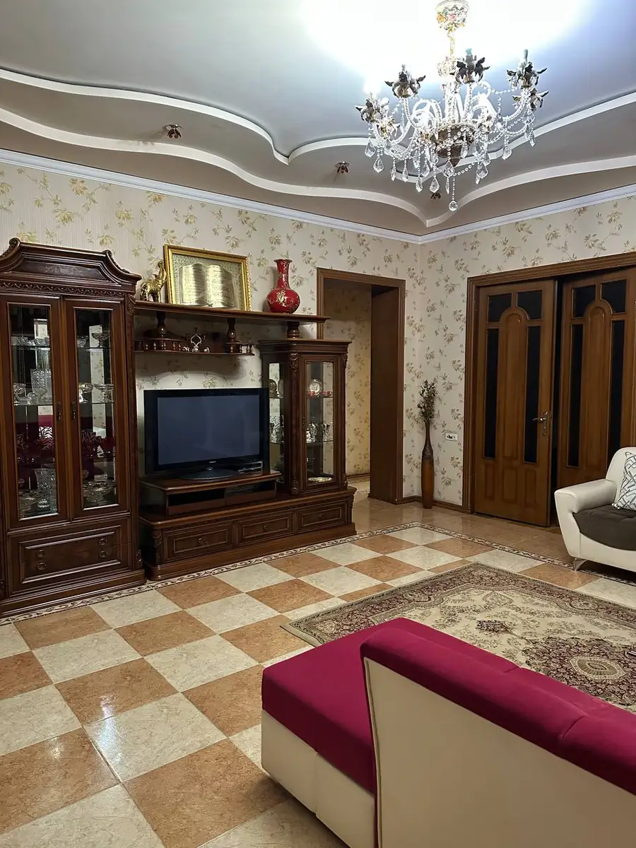 2-этажный дом − 800 м², 999 сот.