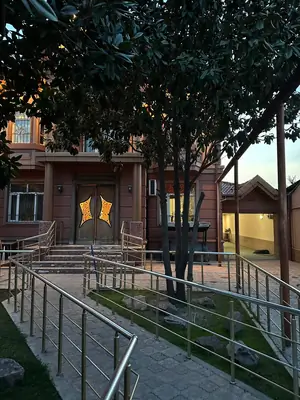 2-этажный дом − 800 м², 999 сот.