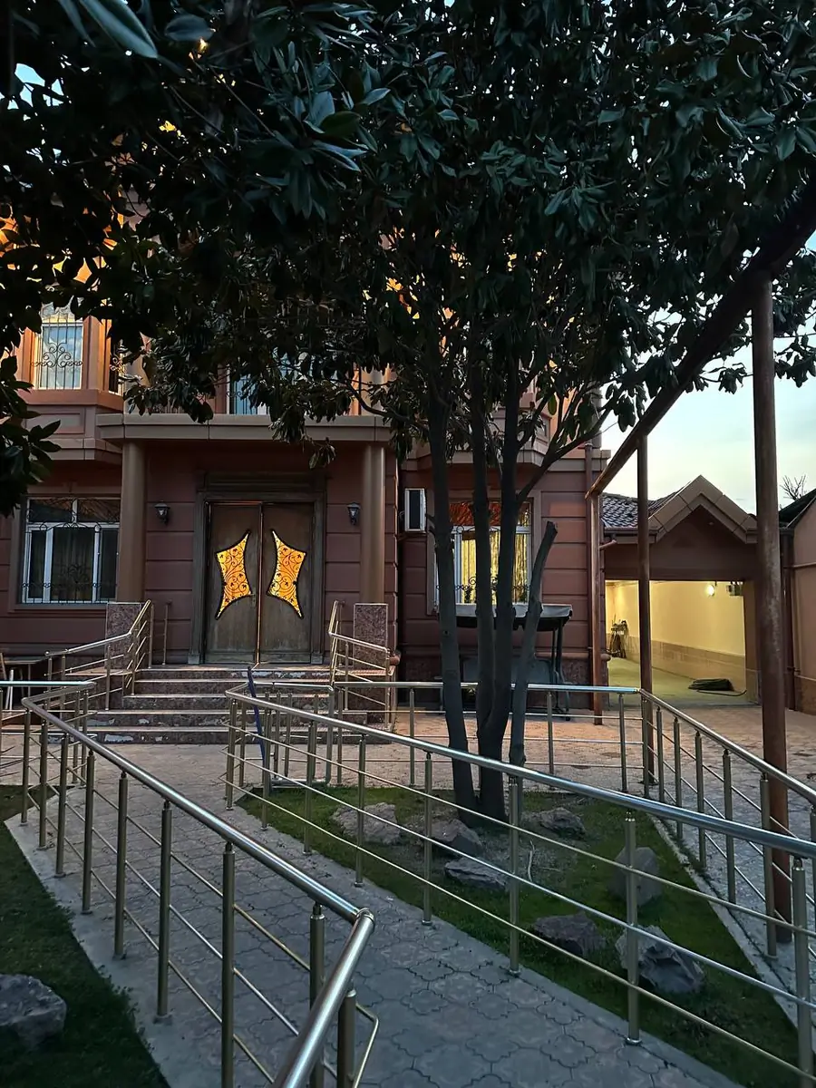2-этажный дом − 800 м², 999 сот.