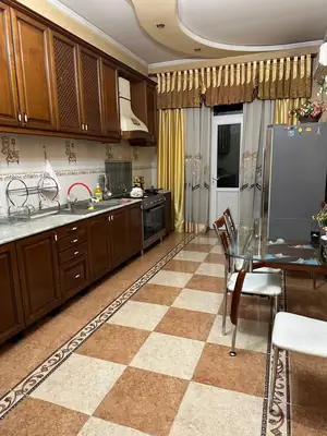 2-этажный дом − 800 м², 999 сот.