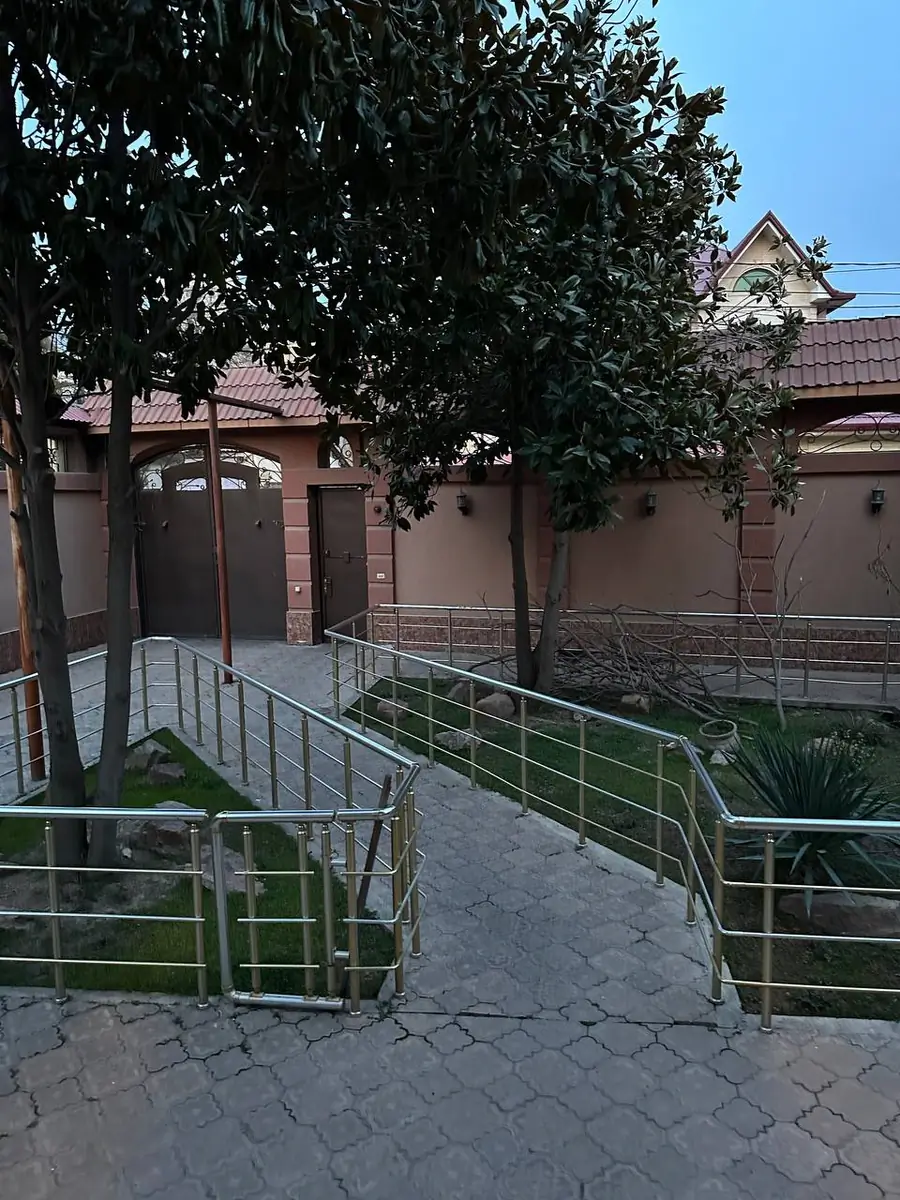 2 qavatli uy sotiladi − 800 m²