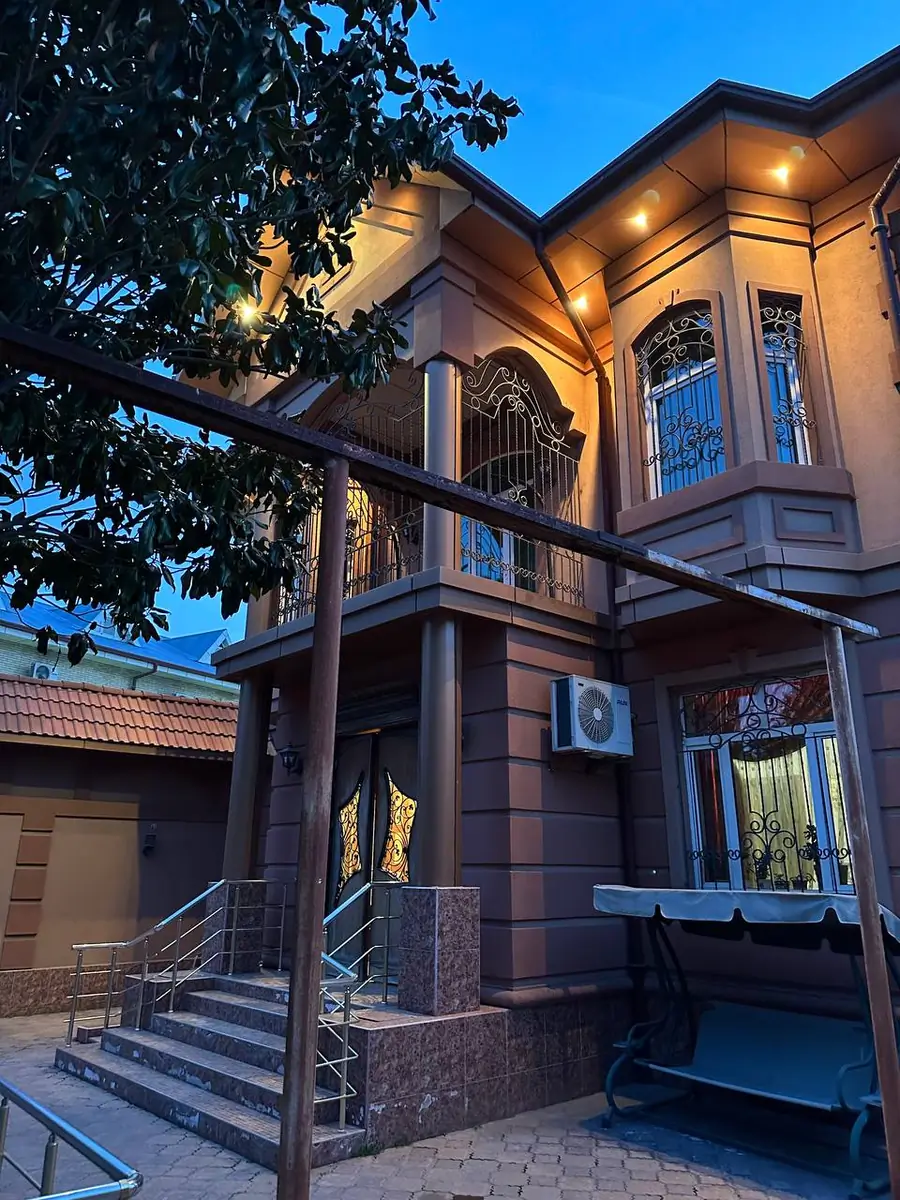 2 qavatli uy sotiladi − 800 m²