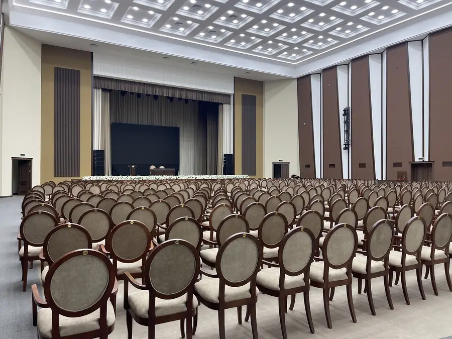 Konferents zal − 745 m² 