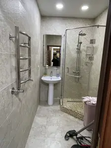 Сдается 2-комнатная квартира − 90 м²