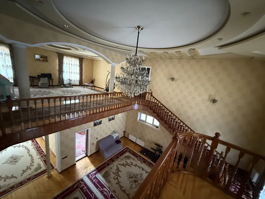 Продается 2-этажный дом − 850 м²