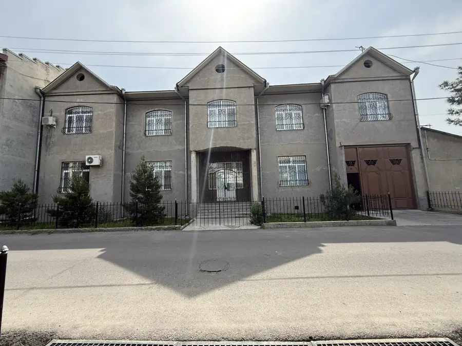 Продается 2-этажный дом − 850 м²