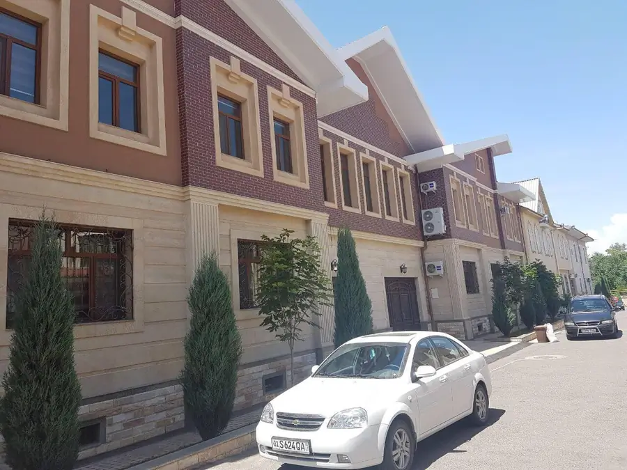 Продается 3-этажный дом − 1200 м²
