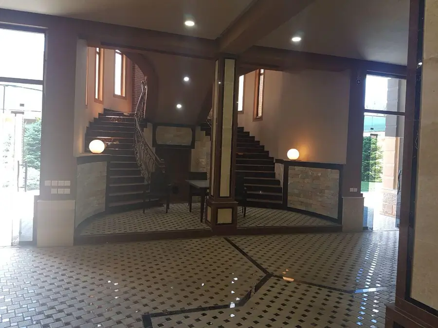 Продается 3-этажный дом − 1200 м²