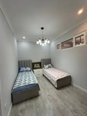 Продается Более 5-комнатная квартира − 140 м²
