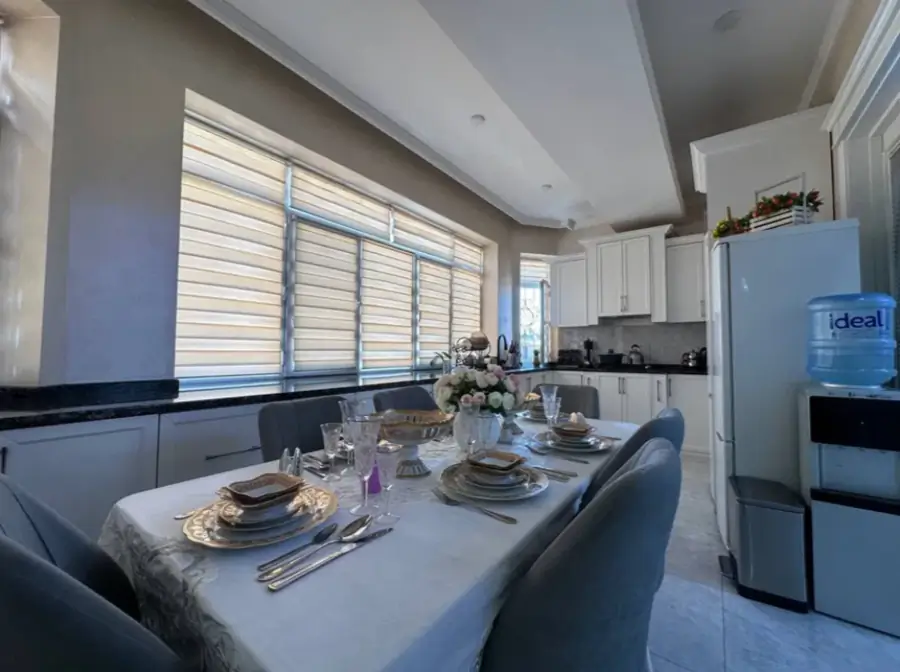 Продается Более 5-комнатная квартира − 140 м²