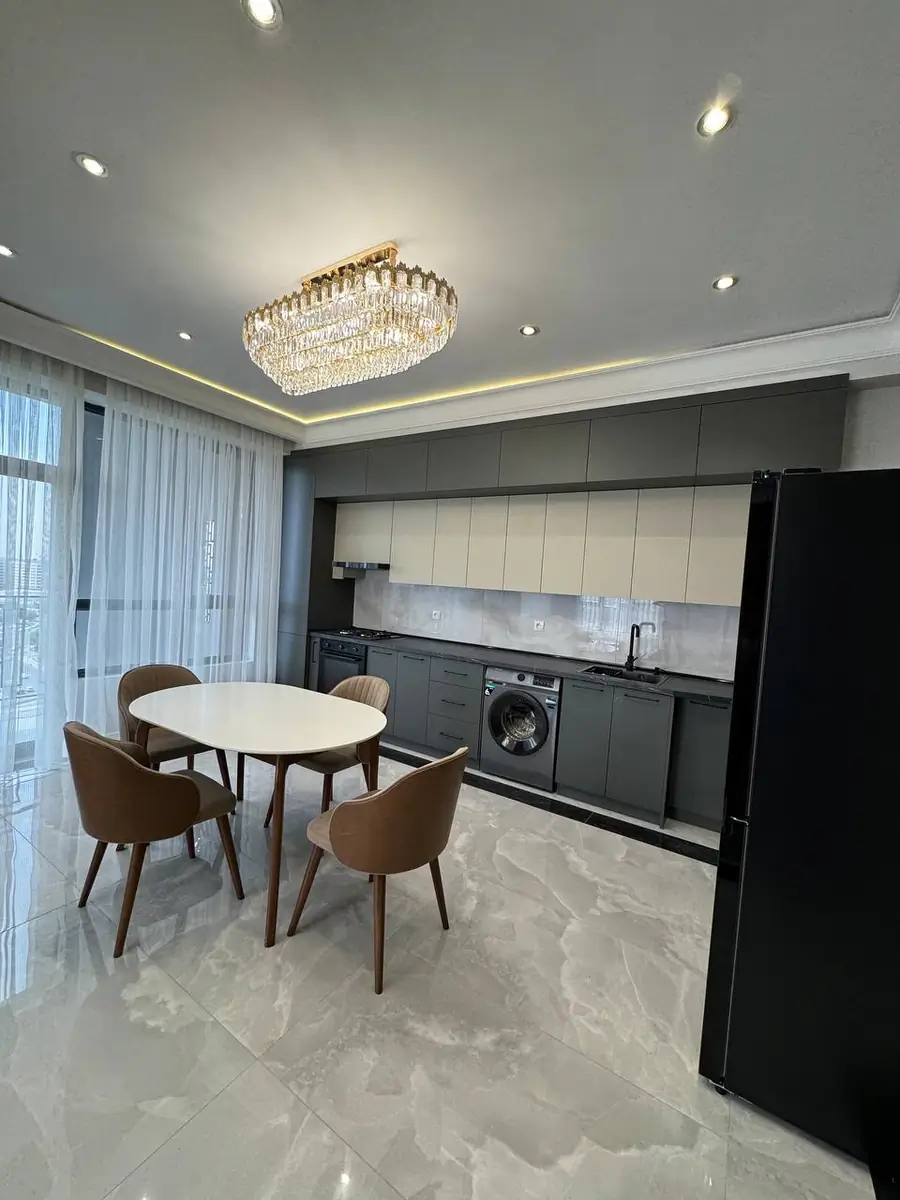 3 xonali kvartira sotiladi − 90 m²