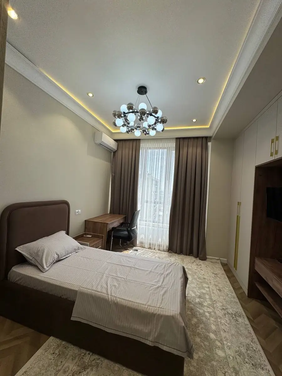 3 xonali kvartira sotiladi − 90 m²