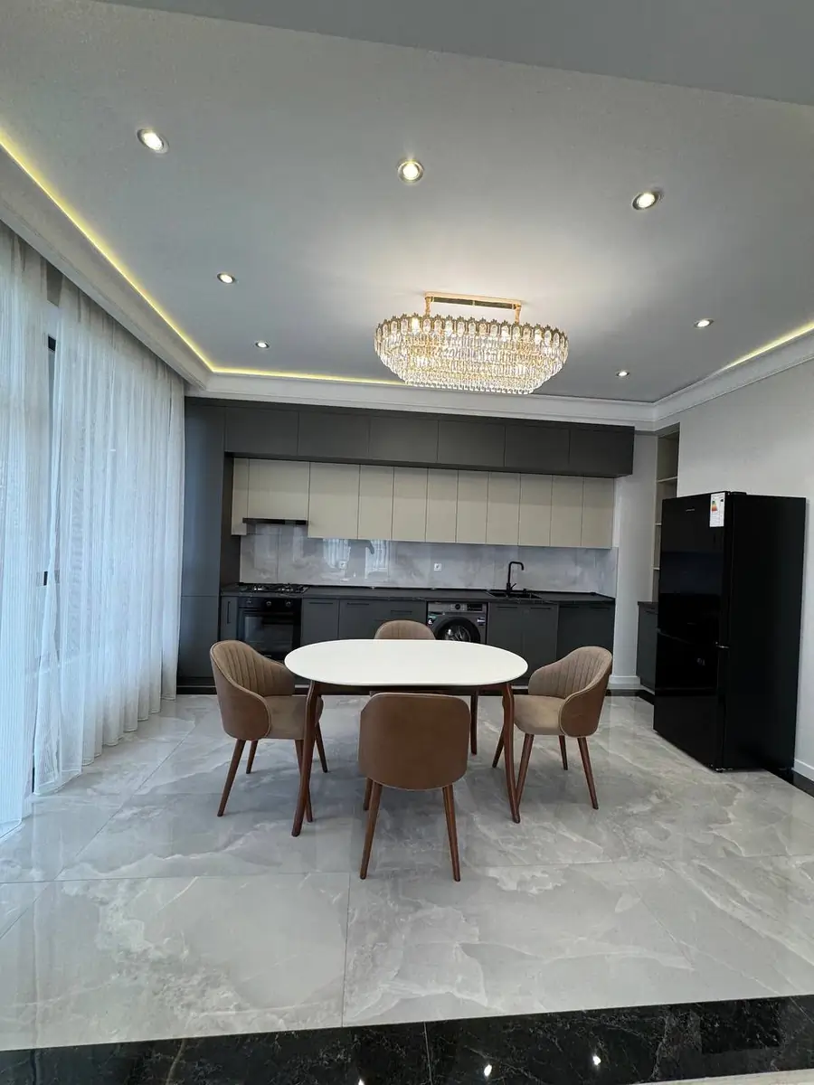 3 xonali kvartira sotiladi − 90 m²