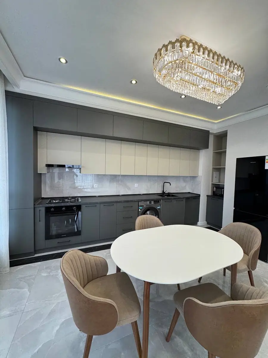 3 xonali kvartira sotiladi − 90 m²