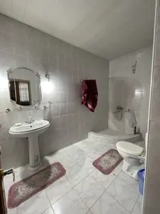 Сдается 2-этажный дом − 700 м²