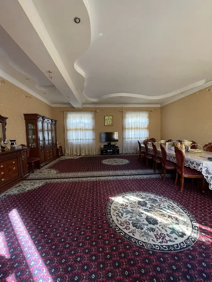 2-этажный дом − 700 м², 7.6 сот.