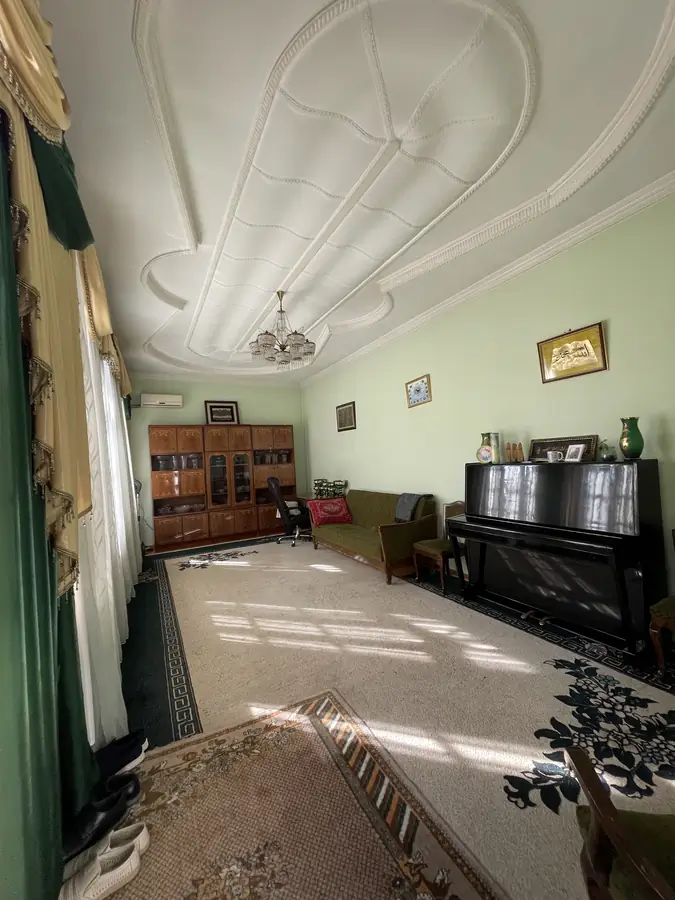 2-этажный дом − 700 м², 7.6 сот.