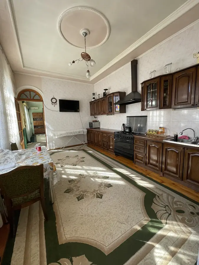 2-этажный дом − 700 м², 7.6 сот.