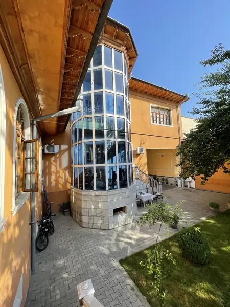 2 qavatli uy − 700 m², 7.6 sot. 