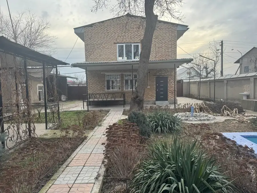 2-этажный дом − 200 м², 6 сот.