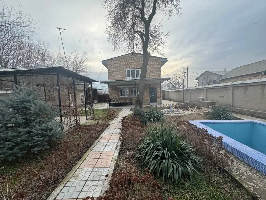 2-этажный дом − 200 м², 6 сот.