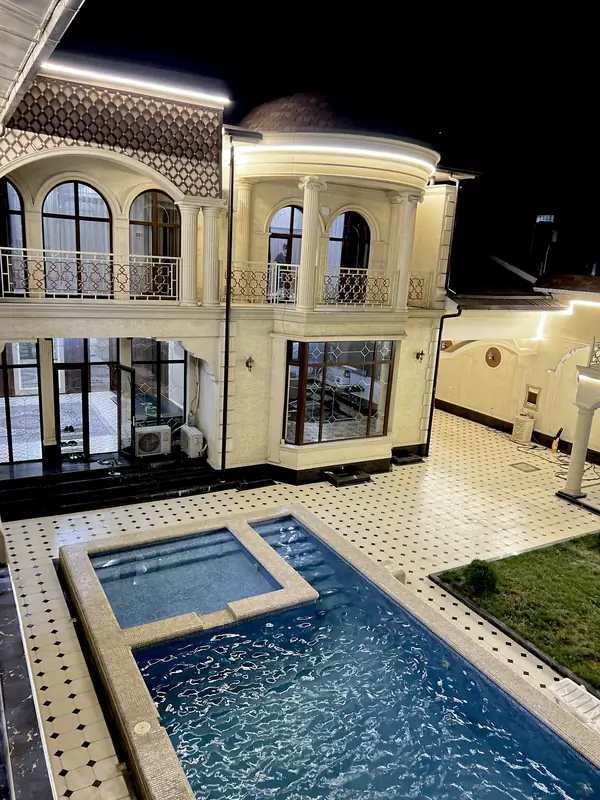 3-этажный дом − 350 м², 12 сот.