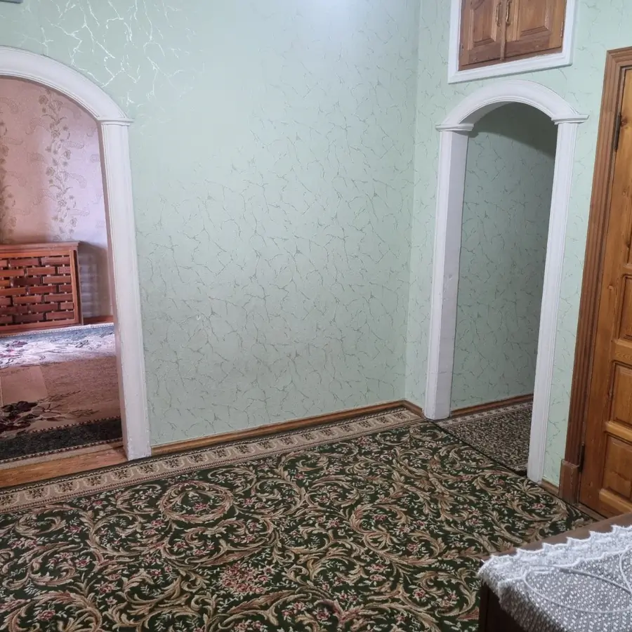 Более 5 xonali kvartira sotiladi − 90 m²