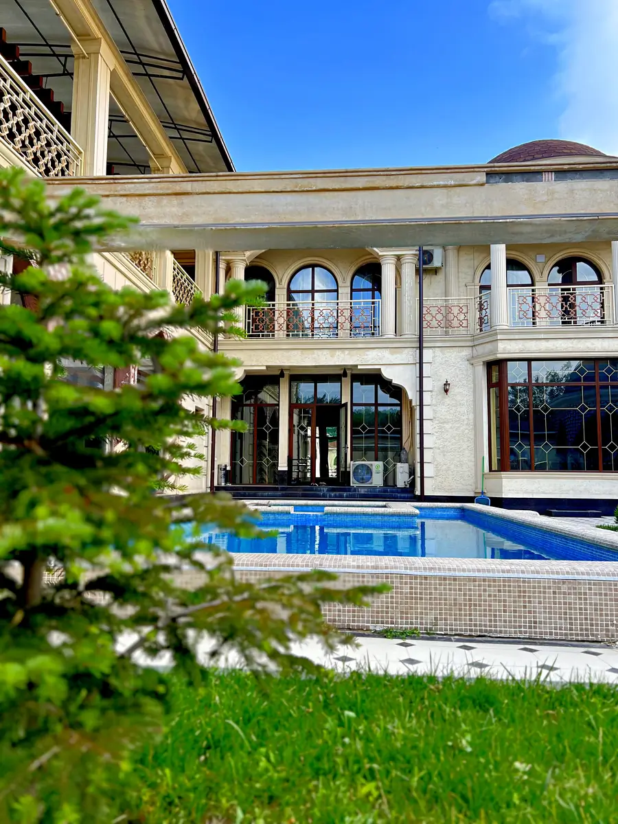 3 qavatli uy − 300 m², 12 sot. 