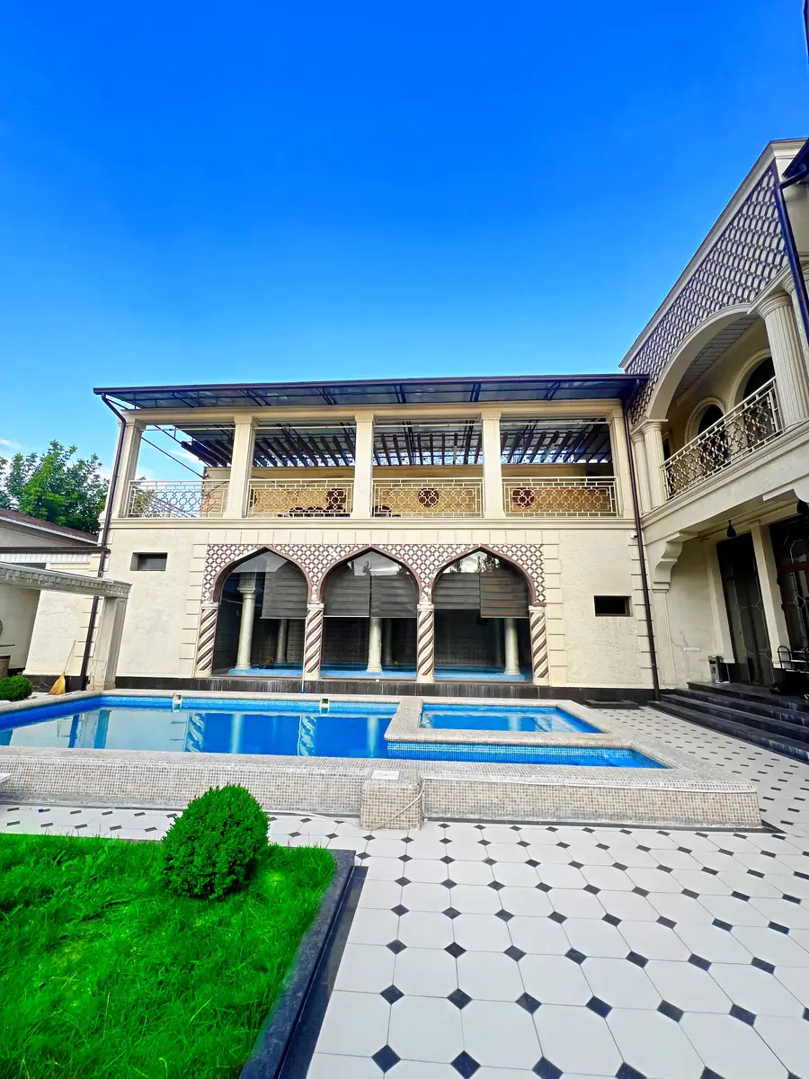 3 qavatli uy − 300 m², 12 sot. 