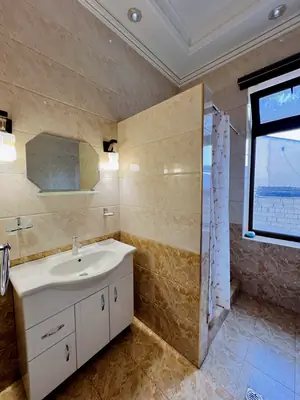 Sutkabay 3 qavatli uy − 300 m²