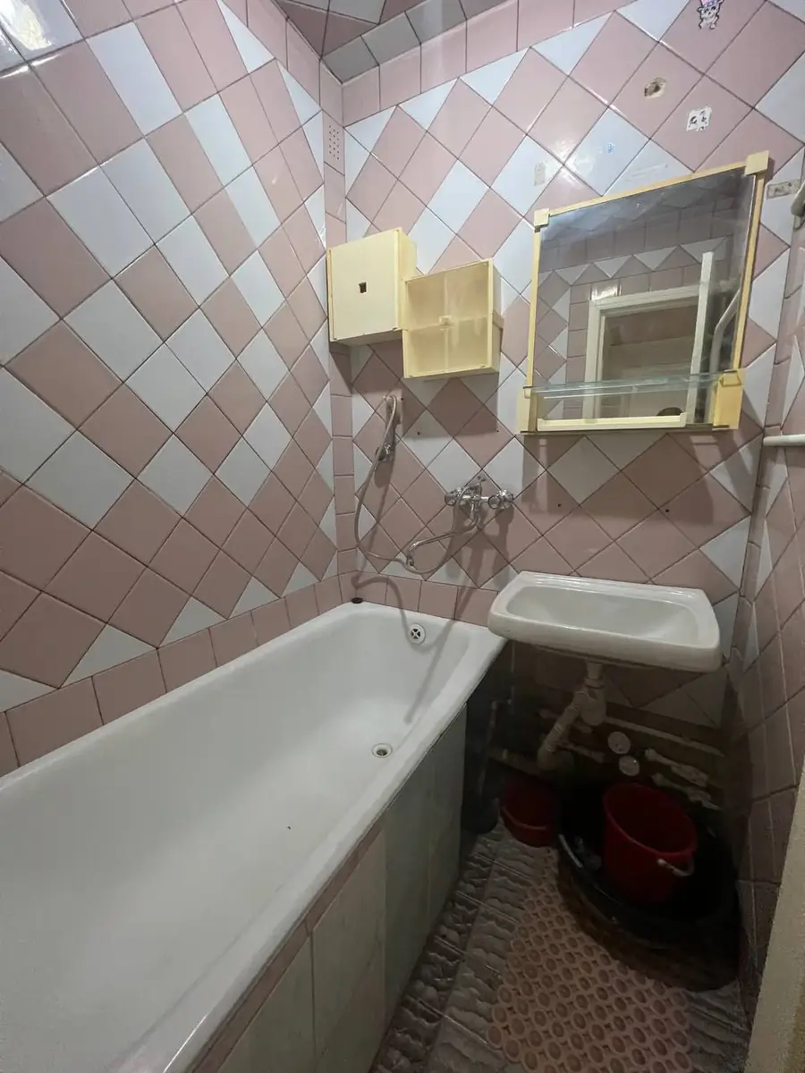 3 xonali kvartira sotiladi − 64 m²