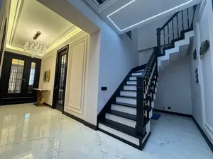 Продается Более 5-комнатная квартира − 250 м²