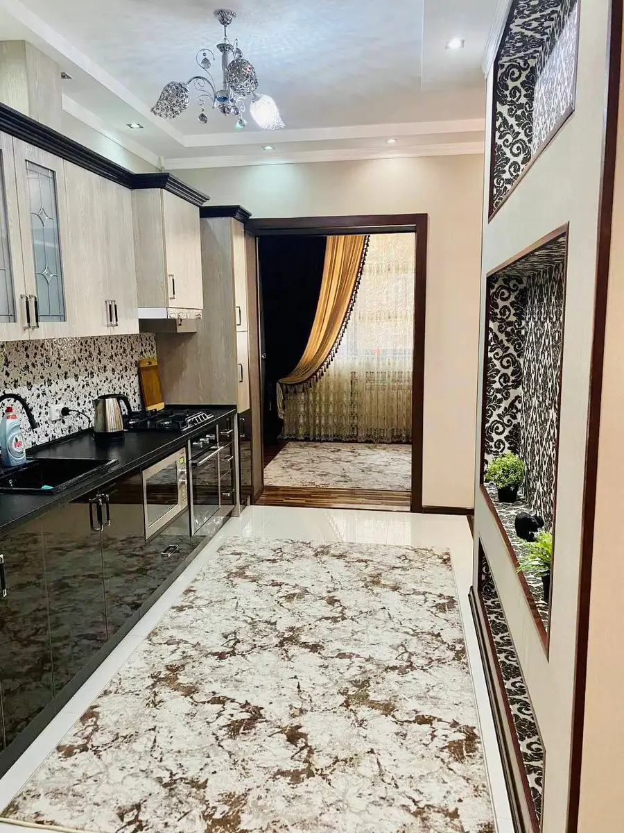 Сдается 2-комнатная квартира − 77 м²