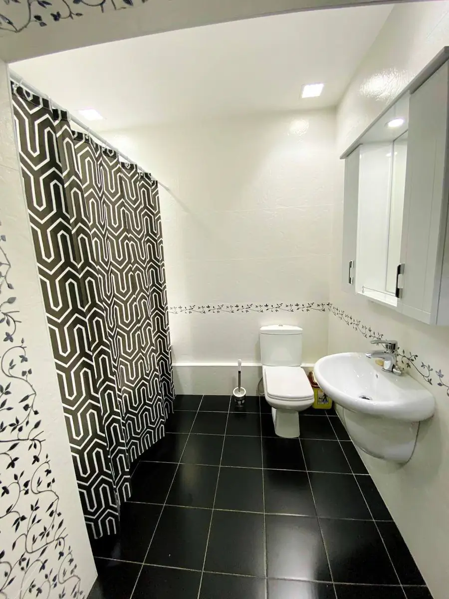 Сдается 2-комнатная квартира − 77 м²