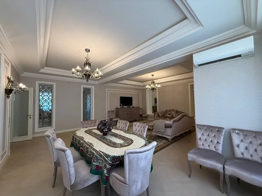3-комнатная квартира − 180 м², 3/7 этаж