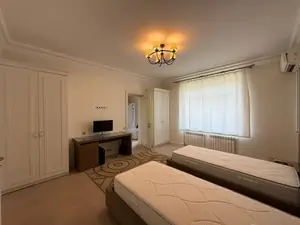 Сдается 3-комнатная квартира − 180 м²