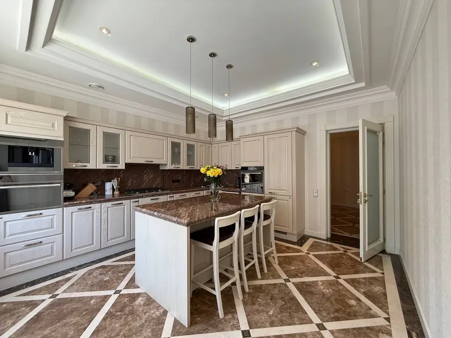 3-комнатная квартира − 180 м², 3/7 этаж