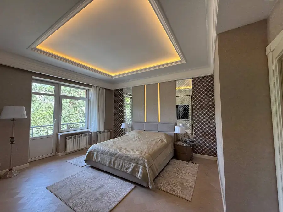 3-комнатная квартира − 180 м², 3/7 этаж