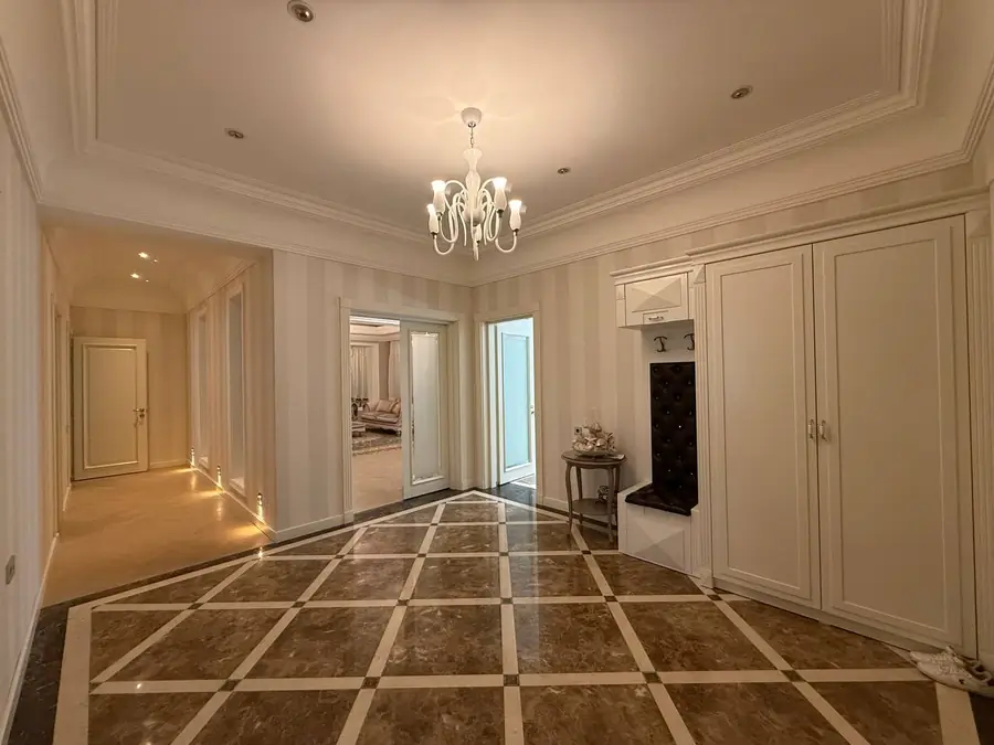 Сдается 3-комнатная квартира − 180 м²