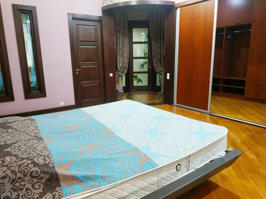 3-комнатная квартира − 170 м², 2/5 этаж