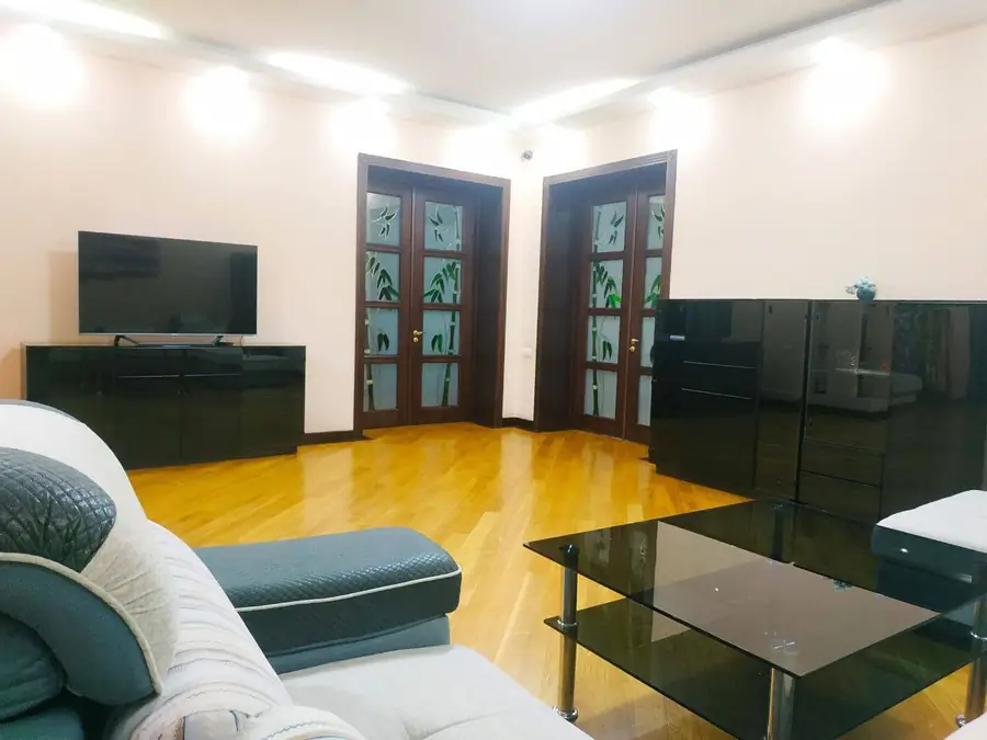 Сдается 3-комнатная квартира − 170 м²