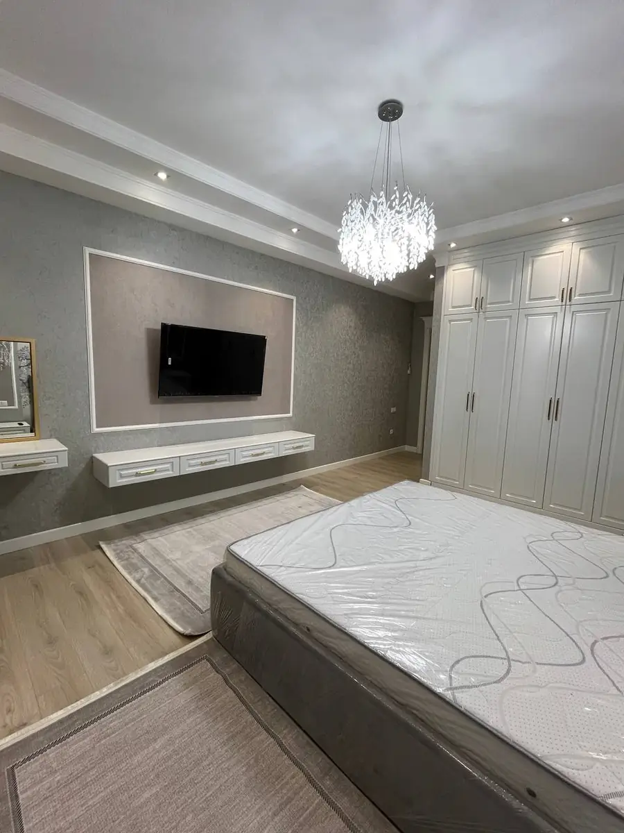 Сдается 3-комнатная квартира − 150 м²
