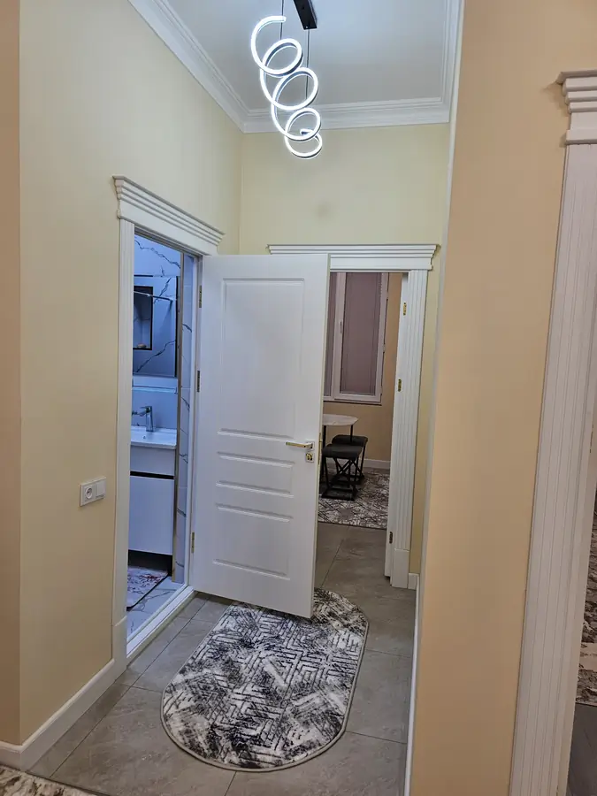 Сдается 2-комнатная квартира − 56 м²