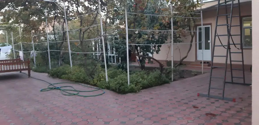 1 qavatli uy − 350 m², 8 sot. 