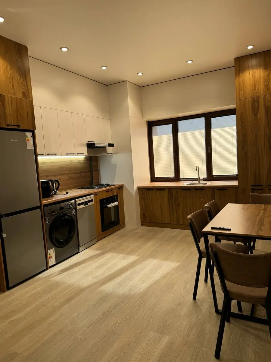 Сдается 2-комнатная квартира − 62 м²