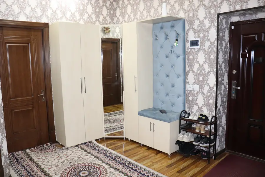 4 xonali kvartira sotiladi − 93 m²