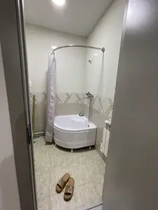 Сдается 3-комнатная квартира − 150 м²