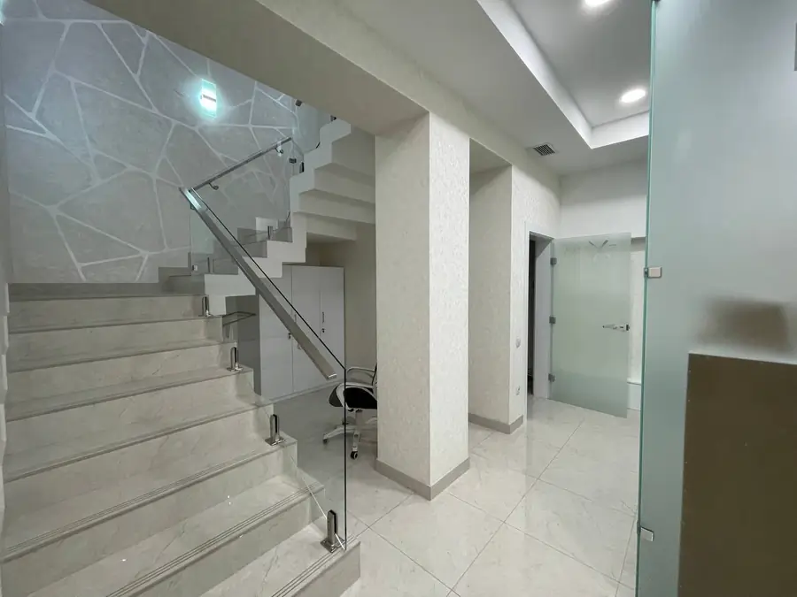Ijaraga ofis − 190 m²