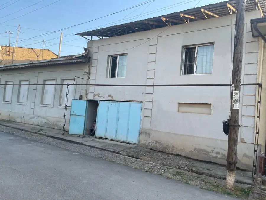 2 qavatli uy sotiladi − 9999 m²