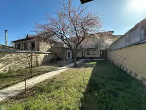 2 qavatli uy − 265 m², 8.7 sot. 